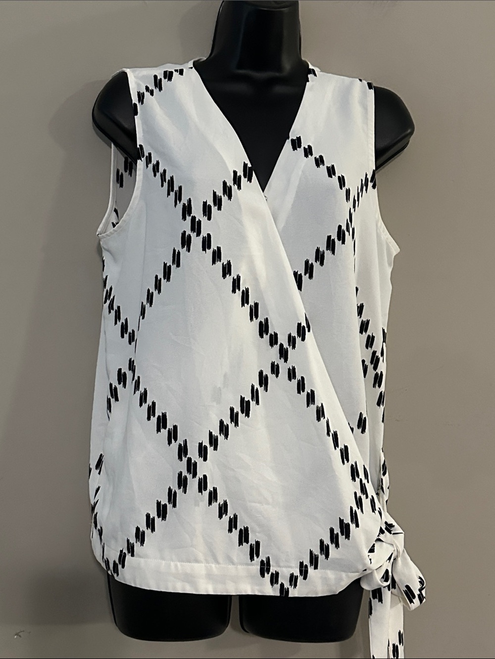 41 Hawthorn White Sleeveless Wrap Tank with Black Diamond Print M